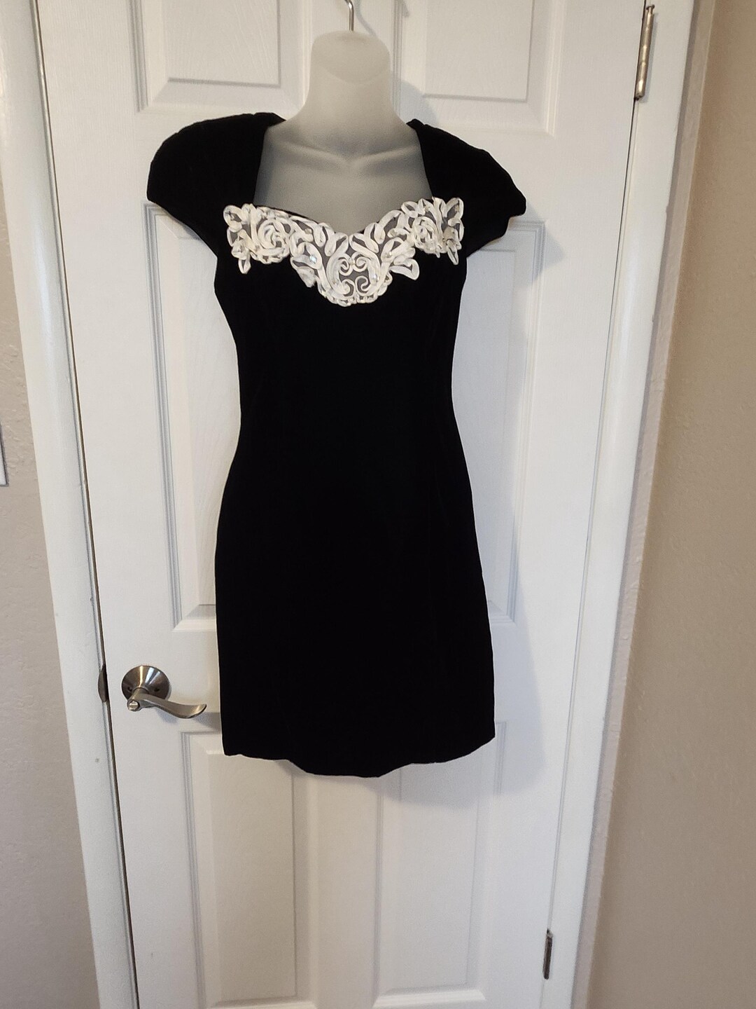 1990s Women's Black Velvet/white Trim Open Back Roberta Prom/homecoming ...
