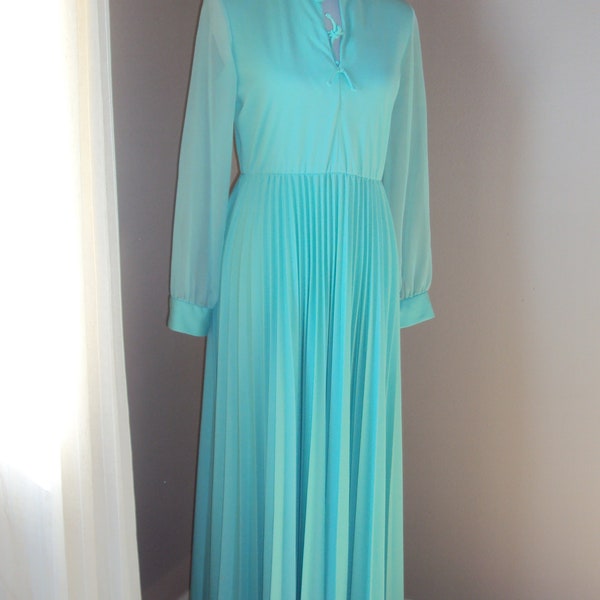1970s Womens Mint Green Polyester/Chiffon Modest Sleeves Mother Of The Bride/Party/Bridesmaid/Prom Size S-M /Polyester Accordion Pleat Dress