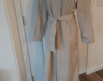 1970-80er Jahre Damen Khaki / Hellbraun gefütterte Baumwolle / Polyester London Fog Belted Trenchcoat Größe S-M / Mid Century Damen Beige London Fog Trench Size S-M