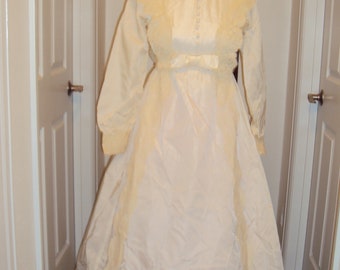 Années 1970 Femmes Ivoire / Ecru Satin Taffeta Dentelle Edwardian / Victorian Wedding Gown Taille S / Vtg Victorian Costume / Vtg Edwardian Costume Size S