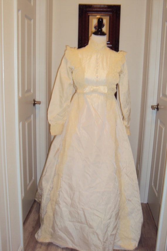 1970s Womens Ivory/Ecru Satin Taffeta Lace Edwardi