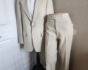 1970s-80s Mens Tan/Beige 2 Piece Kingsridge Suit Size 44 L/ Mens Summer 2 Piece Wedding/ Formal Suits With Large Lapels Size 44/34 Light Tan