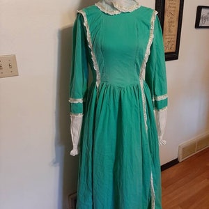 vintage Femmes Pomme Vert / Blanc Dentelle, Ruban 100% Coton Prairie / Paysan Maxi Robe Taille M / Bonnet assorti / Costume Robe de prairie