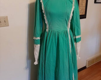 Halloween Costume Green Calico Prairie Dress White Eyelet Sleeves and Front  Inset Maxi Dress Matching Bonnet Colonial Dress - Etsy
