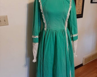 Vintage Womens Apple Green/White Lace, Ribbon  100% Cotton Prairie/Peasant Maxi Dress Size M/Matching Bonnet/Costume Prairie Dress