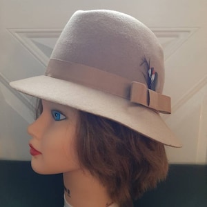 Mid Century Womens Tan/Brown Lancaster Wool Derby/Fedora Hat With Feather/Grosgrain Ribbon/ One Size/1950s-60s Lancaster Wool Derby Hat