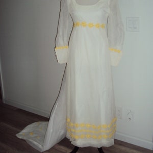 1960s-70s Womens White Dotted Swiss/Yellow Daisies Edwardian Wedding/Prom/Bridesmaid Formal Dress with Long Train Size S/Vtg Dotted Swiss