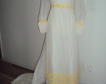 Années 1960-70 Femmes blanches pointillées suisses / jaunes Marguerites édouardiennes Mariage / Bal / Demoiselle d’honneur Robe formelle avec long train taille S / Vtg Pointillé suisse