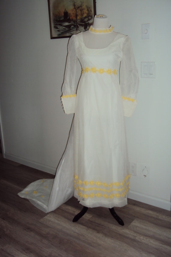 1960s-70s Womens White Dotted Swiss/Yellow Daisie… - image 1