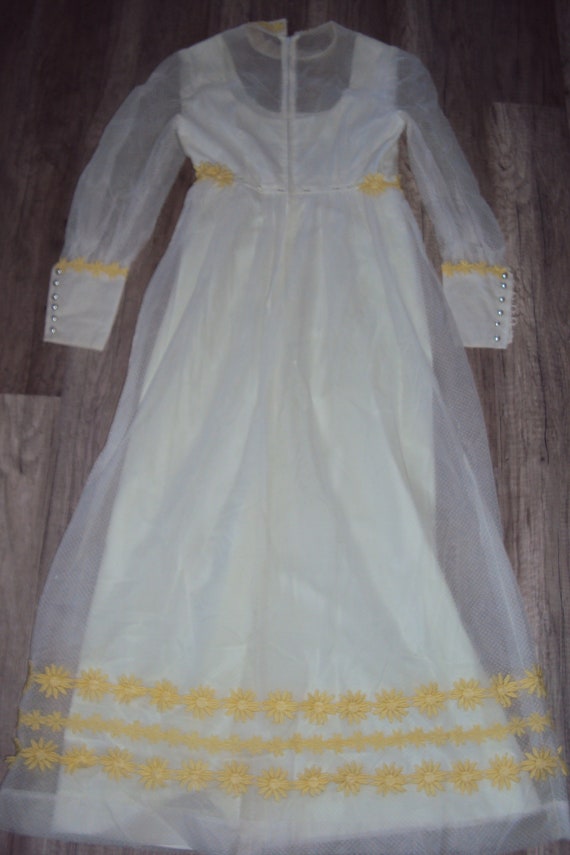 1960s-70s Womens White Dotted Swiss/Yellow Daisie… - image 9