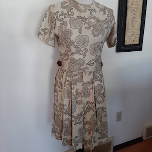 Mid Century Womens Textured Rayon/Linen Cream/Brown Fall Paisley Print Dress Size S-M/1950s-60s Cream/Ivory And Brown Short Dress/Pleats