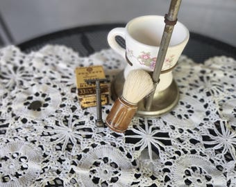 Ensemble vintage de support de rasage, tasse, brosse, rasoir et lames fines neuves JC Penney. Brosse à bulles. Base en fonte E & J.B. 9/plaque argentée