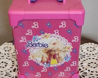 Vêtements Barbie des années 80-90 et malle/cintres roses pour poupée de luxe, chaussures, tenues de soirée, robes de mariée, vêtements de sport, pantalons/Barbie