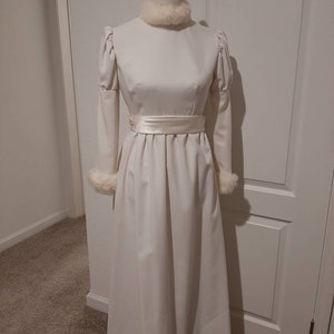 Jaren &#39;70 Dames Ivoor/Winter Wit Crêpe/Konijnbont Bruiloft/Winter Formeel/Prom/Edwardiaanse Jurk Maat S-M/Winter Wonderland Bruiloft/Formele Jurk