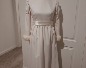 1970s Womens Ivory/Winter White Crepe/Rabbit Fur Wedding/Winter Formal/Prom/Edwardian Dress Size S-M/Winter Wonderland Wedding/Formal Dress