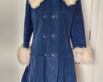 1960er Jahre Damen Pfau Blau Tropfen Taille Zweireihiger Wildlederimitat Mantel Größe / Mid Century Twiggy Über dem Knie Kunstpelz Akzente Wintermantel S-M