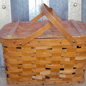 Mid Century Woven Wood Top Handle Picnic Basket 18&quot; X 13&quot; X 10&quot;/ Farmhouse Decor/ Country Charm/50s 60s Hinged Picnic Basket/Christmas Decor