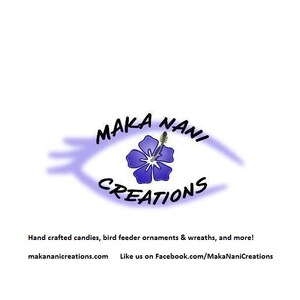 Op de afbeelding: Logo voor Maka Nani Creations, met een gestileerde oogvorm en de tekst "MAKA NANI CREATIONS". Een blauwe hibiscusbloem staat in het midden. Onder het logo staat de tekst "Handgemaakte snoepjes, vogelvoederornamenten & kransen, en meer!" en website- en social media-informatie.
