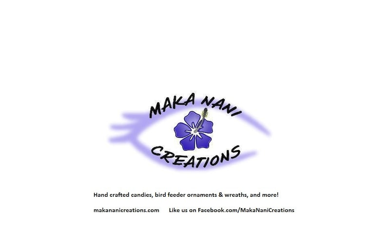 Op de afbeelding: Logo voor Maka Nani Creations, met een gestileerde oogvorm en de tekst "MAKA NANI CREATIONS". Een blauwe hibiscusbloem staat in het midden. Onder het logo staat de tekst "Handgemaakte snoepjes, vogelvoederornamenten & kransen, en meer!" en website- en social media-informatie.