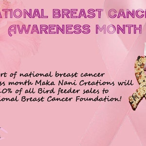 Op de afbeelding: Roze achtergrond met de tekst "NATIONAL BORSTKANKER BEWUSTWORDINGSMAAND". Twee vogelvoederlinten met roze linten worden getoond. De tekst vermeldt ook een donatie aan de National Breast Cancer Foundation.