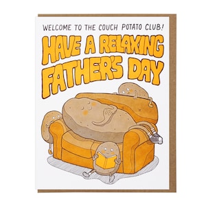 Puede incluir: Una tarjeta del Día del Padre con borde marrón. La tarjeta presenta una ilustración de dibujos animados de patatas relajándose en un sofá. El texto dice: "¡Bienvenido al Club de la Papa de Sofá! ¡Que tengas un feliz Día del Padre!"