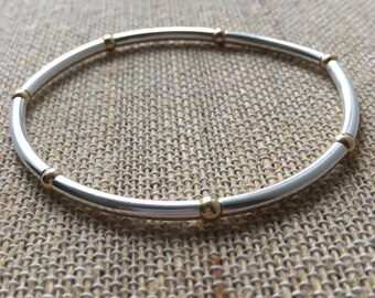 Aranceles estadounidenses pagados por el vendedor. Pulsera elástica de tubo de plata esterlina con cuentas chapadas en oro - 4 mm