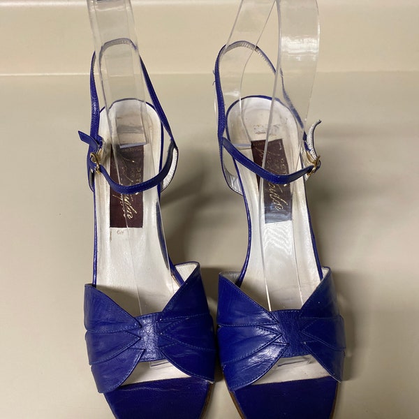 Petra for lord and Taylor deep royal blue vintage 60s sandals size 7.5 N