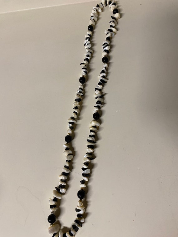 Onyx & white iridescent shells long necklace - image 3