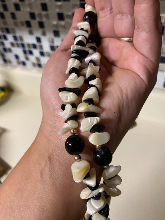 Onyx & white iridescent shells long necklace - image 4