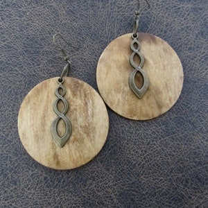 Large round stained wooden and bronze earrings
