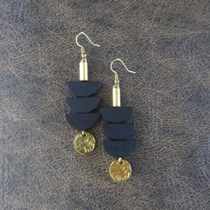 Schwarze Holzohrringe: Mid Century Modern Gold Pagode Ohrringe