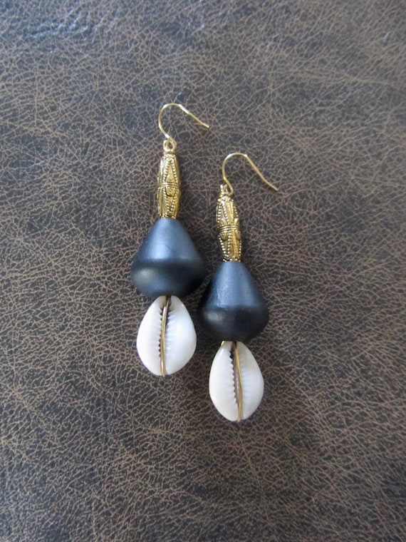 Cowrie shell earrings, black and gold