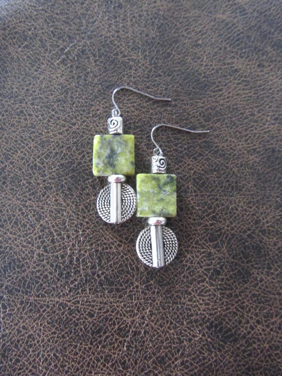 Green serpentine stone and silver modern earrings 2
