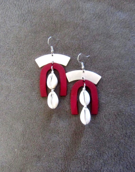 Geometric cowrie shell earrings, red 2
