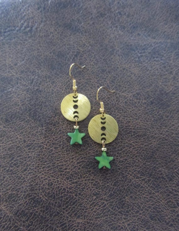 Green mother of pearl shell and brass earrings, star 2