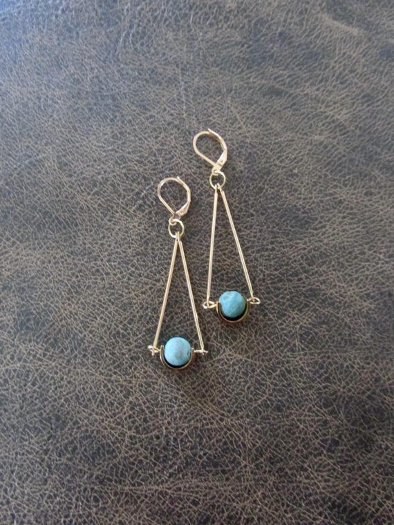 Gold pendulum earrings, green agate