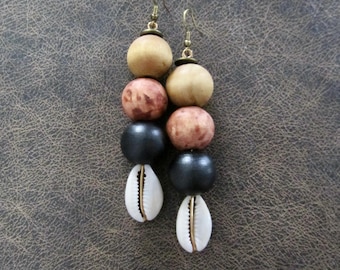 Large Mid century modern wooden and cowrie shell earrings 3