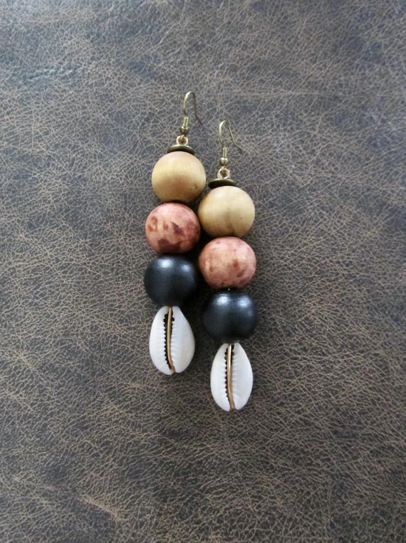 Large Mid century modern wooden and cowrie shell earrings 3