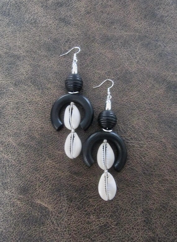 Chunky wood and cowrie shell mid century earrings, black 2