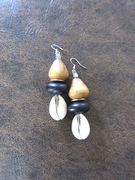 Chunky wood and cowrie shell mid century earrings, black 5