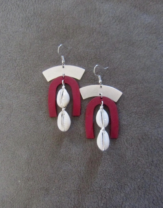 Geometric cowrie shell earrings, red 2