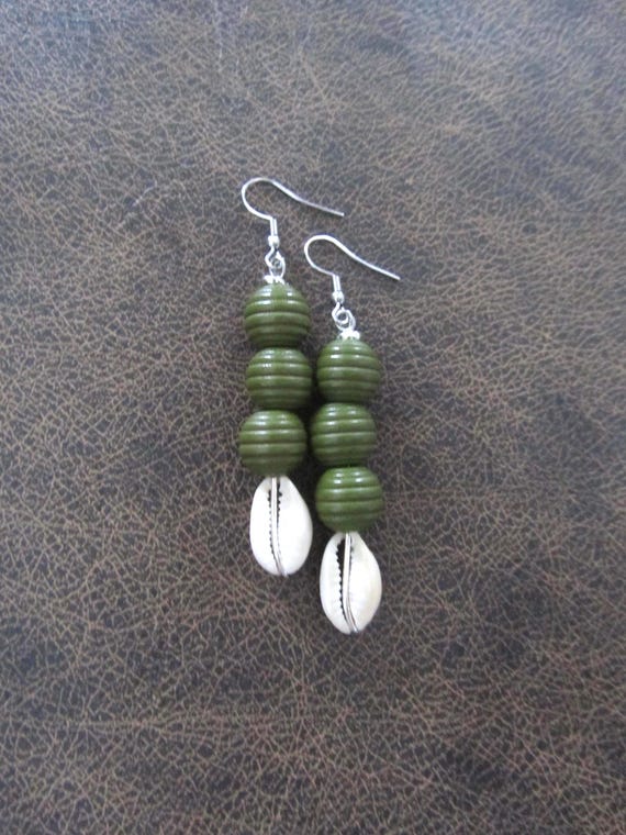 Wooden and cowrie shell earrings, green