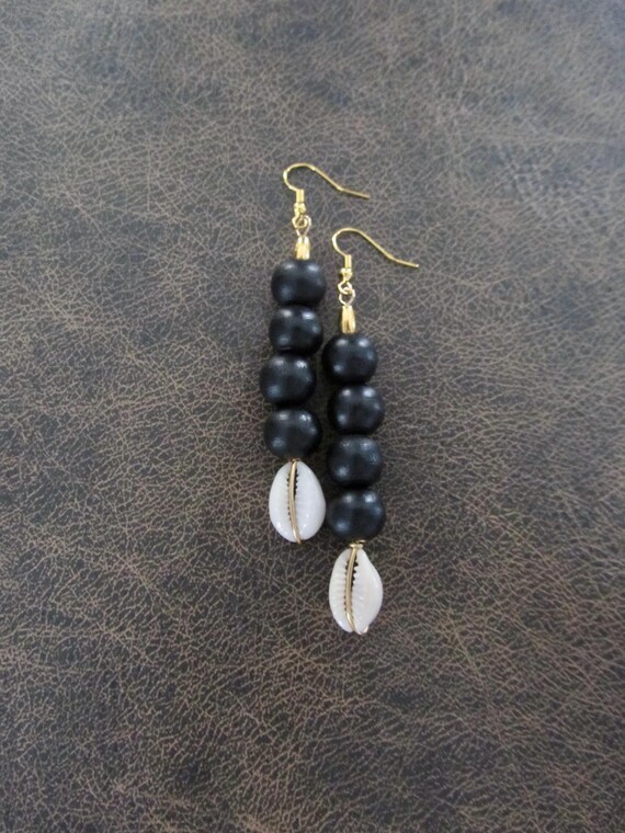 Wooden and cowrie shell earrings, black