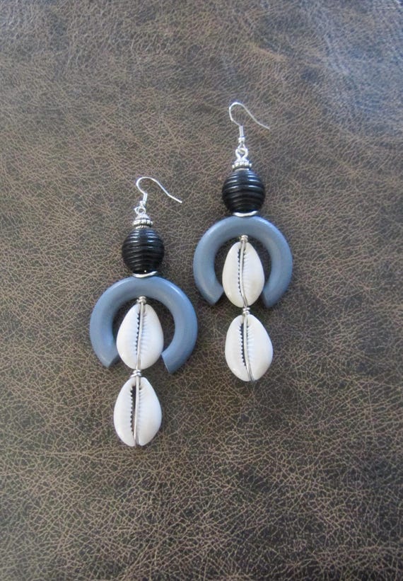 Chunky wood and cowrie shell mid century earrings, gray