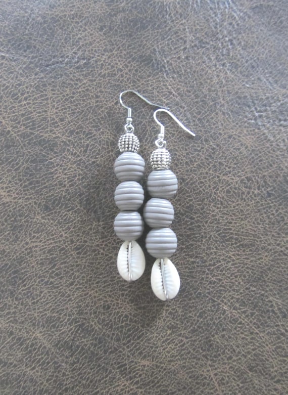 Wooden and cowrie shell earrings, gray