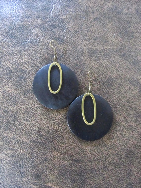 Black wooden and bronze round earrings