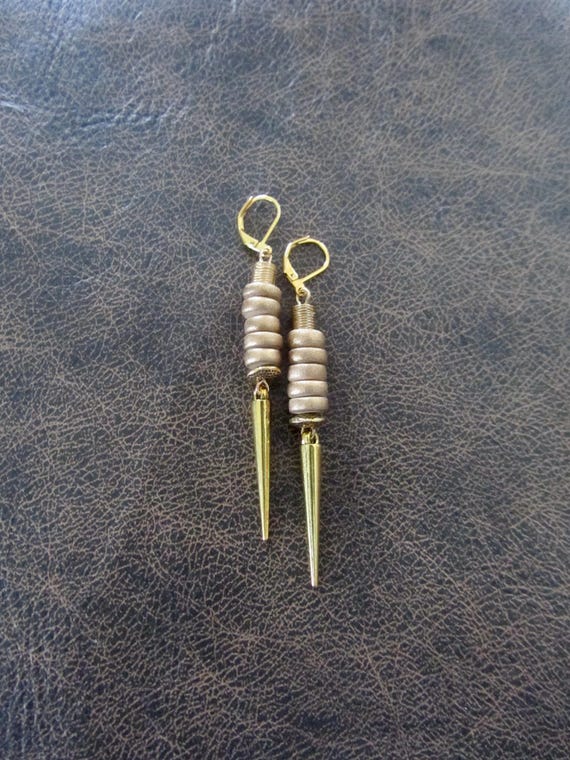 Minimalist monochromatic gold spike earrings