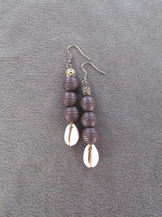Wooden and cowrie shell earrings, brown