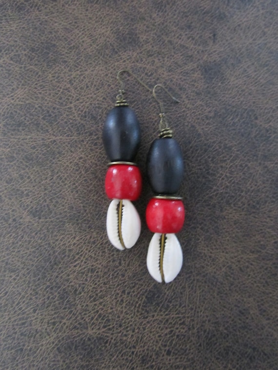 Long chunky cowrie shell earrings, black and red