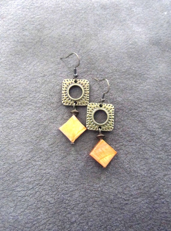 Brown mother of pearl shell and antique bronze earrings 1350